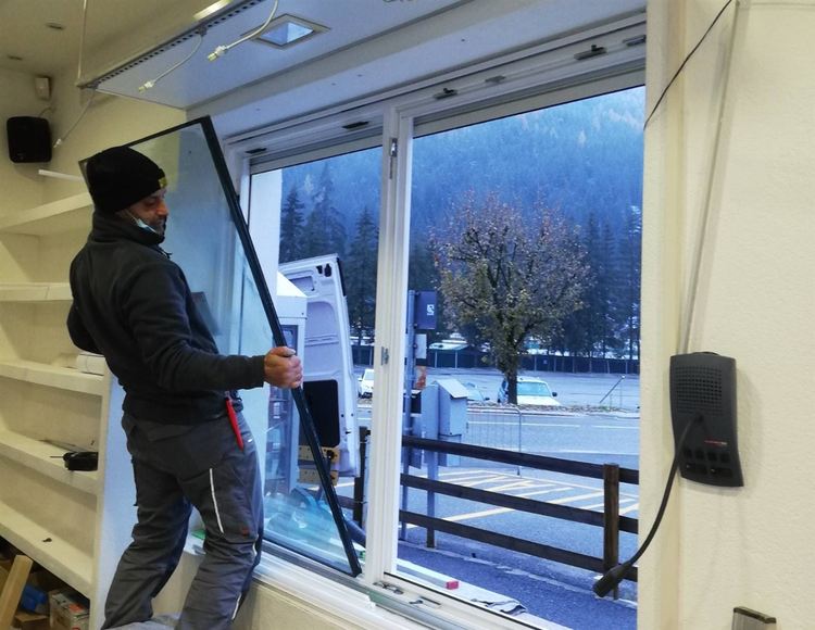 Montaggio della vetrina per il nostro noleggio in sicurezza